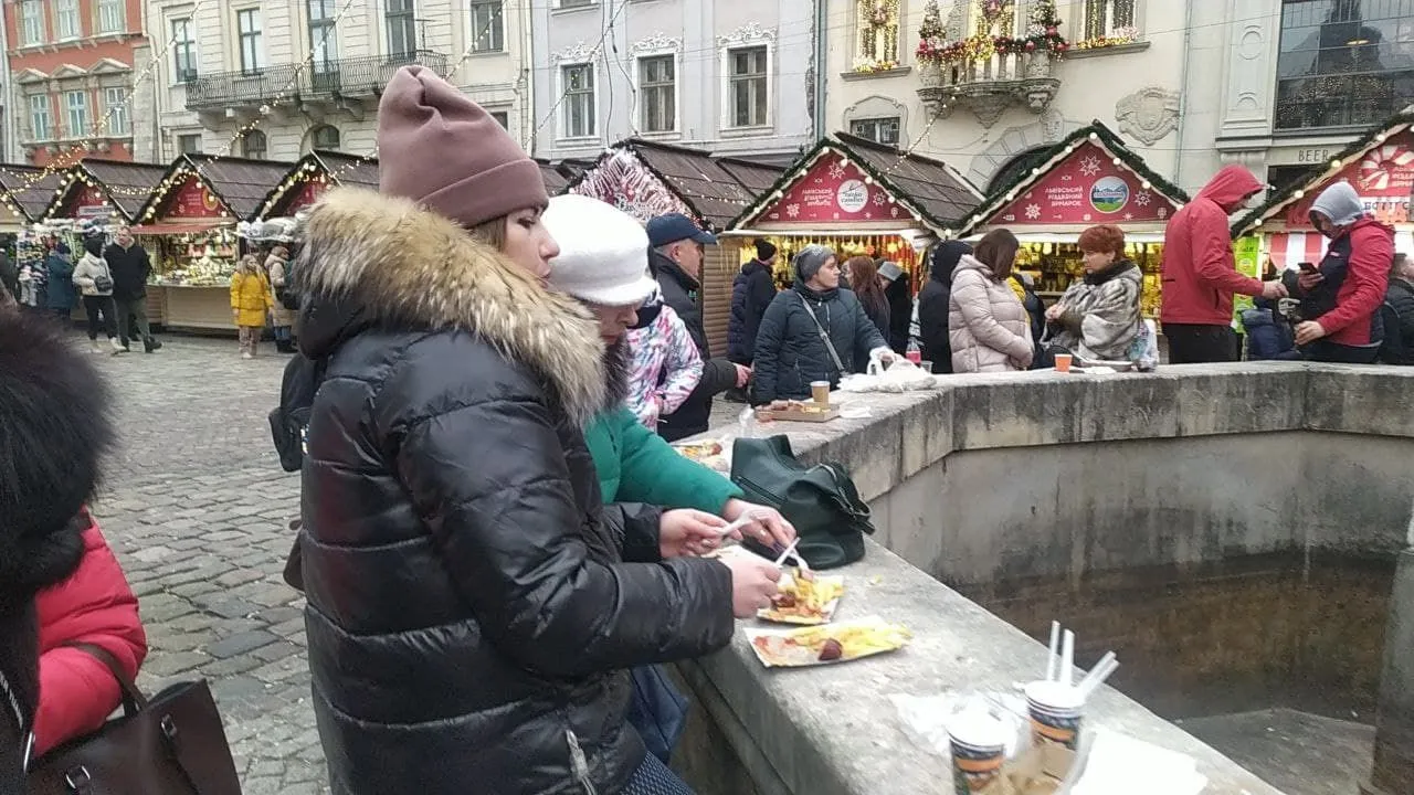 Святкова вечеря на фонтані та черги до закладів: як у Львові туристи провели Різдво