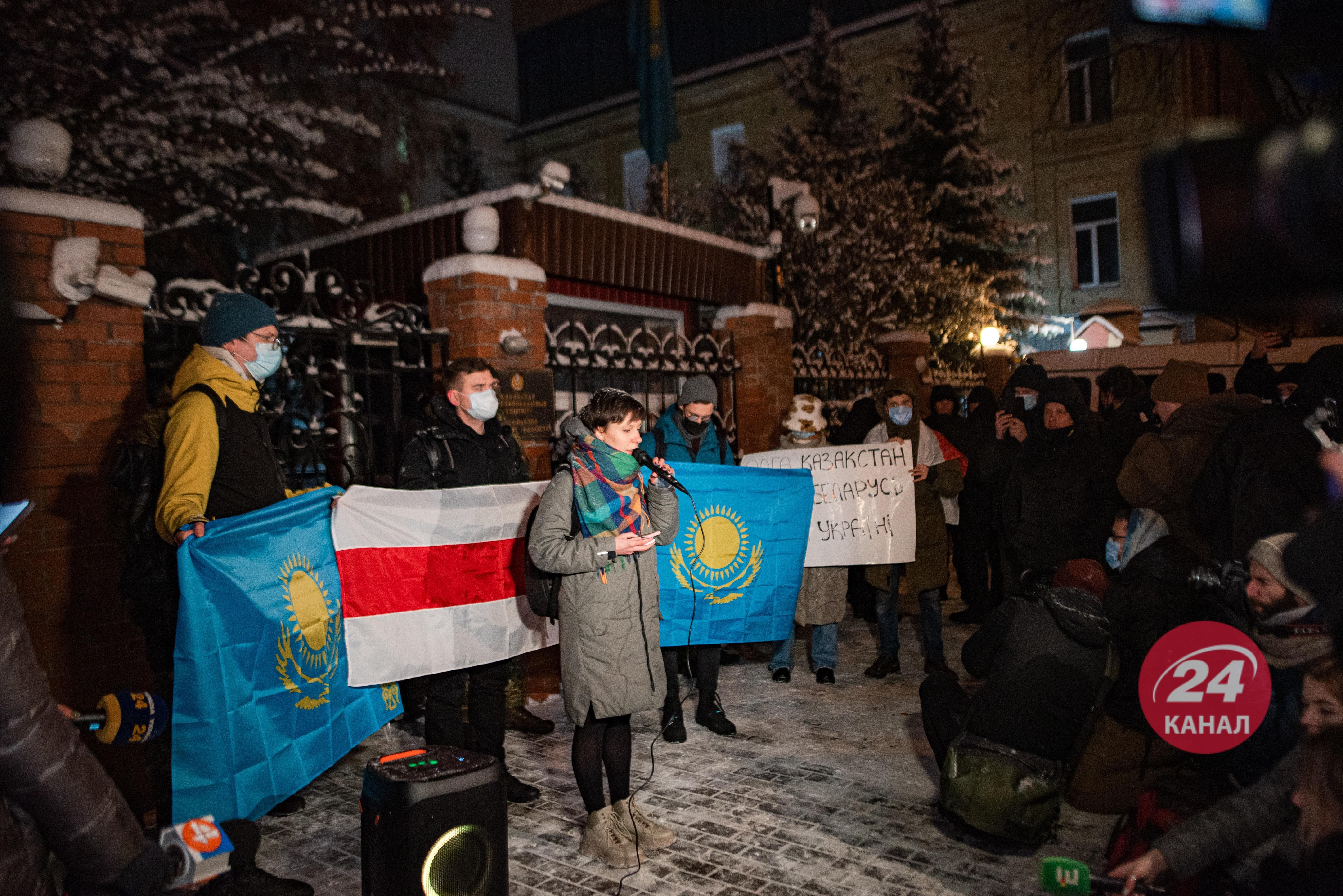 Украинцы поддержали народ Казахстана: трогательные фото с акции возле посольства в Киеве