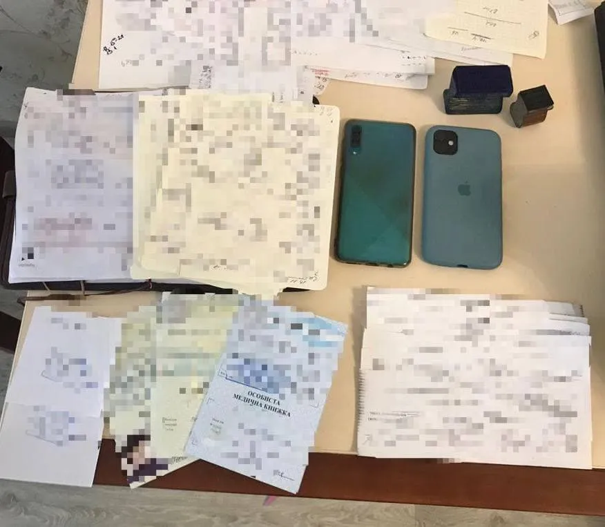 Підробні COVID-сертифікати, у Києві викрили групу лікарів-шахраїв Підробні COVID-сертифікати, у Києві викрили групу лікарів-шахраїв