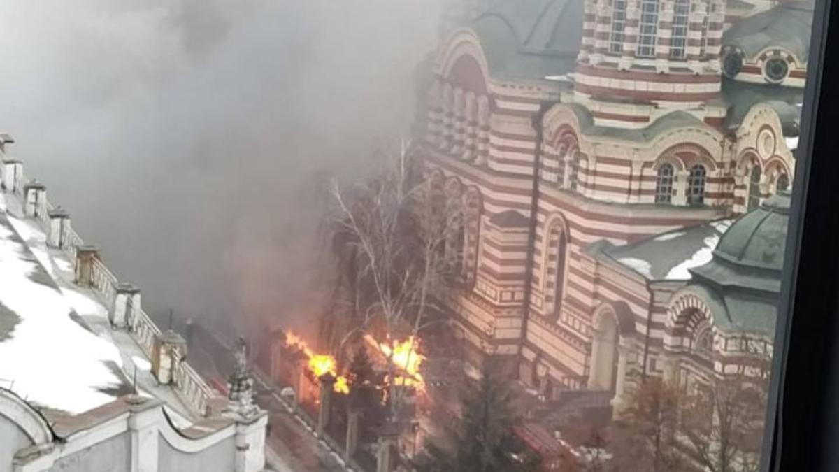 На территории Благовещенского собора в Харькове вспыхнул огонь: видео с места происшествия