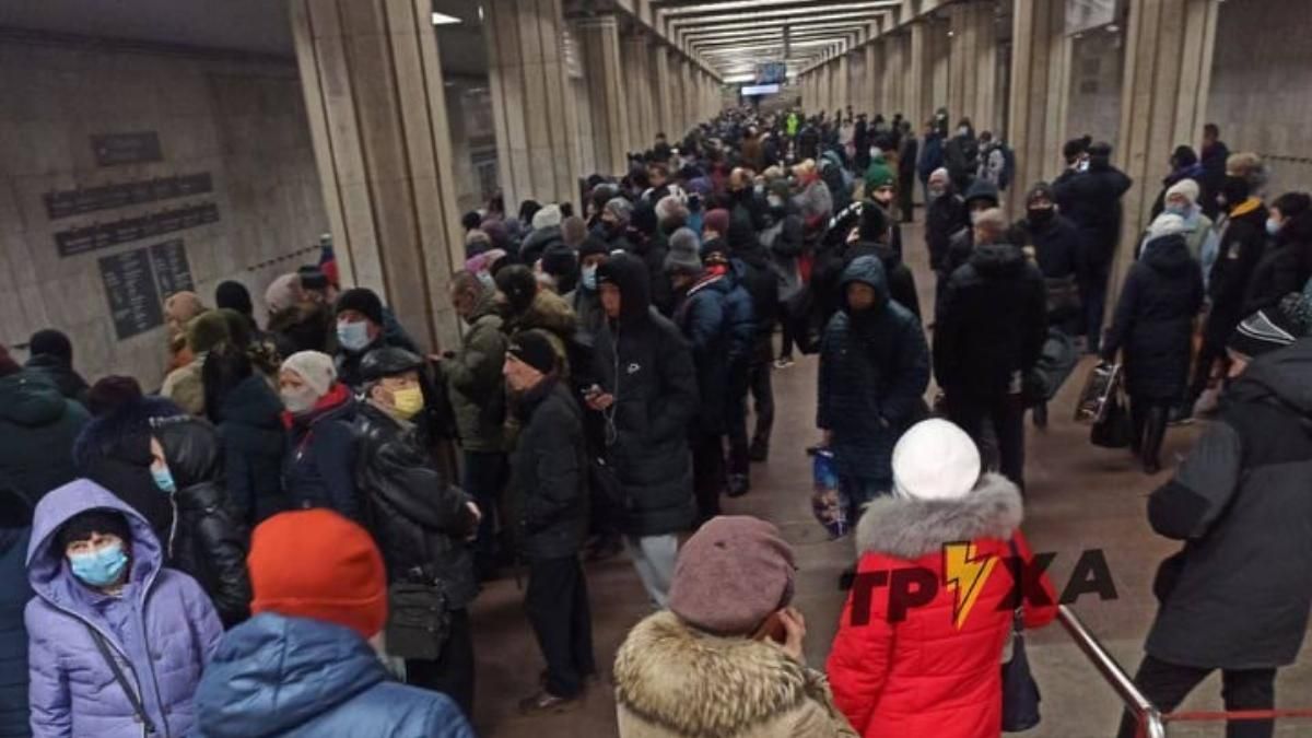 Харьков новости последнего часа. Много людей в метро. Харьковское метро затопило. Новости Харькова самые свежие.