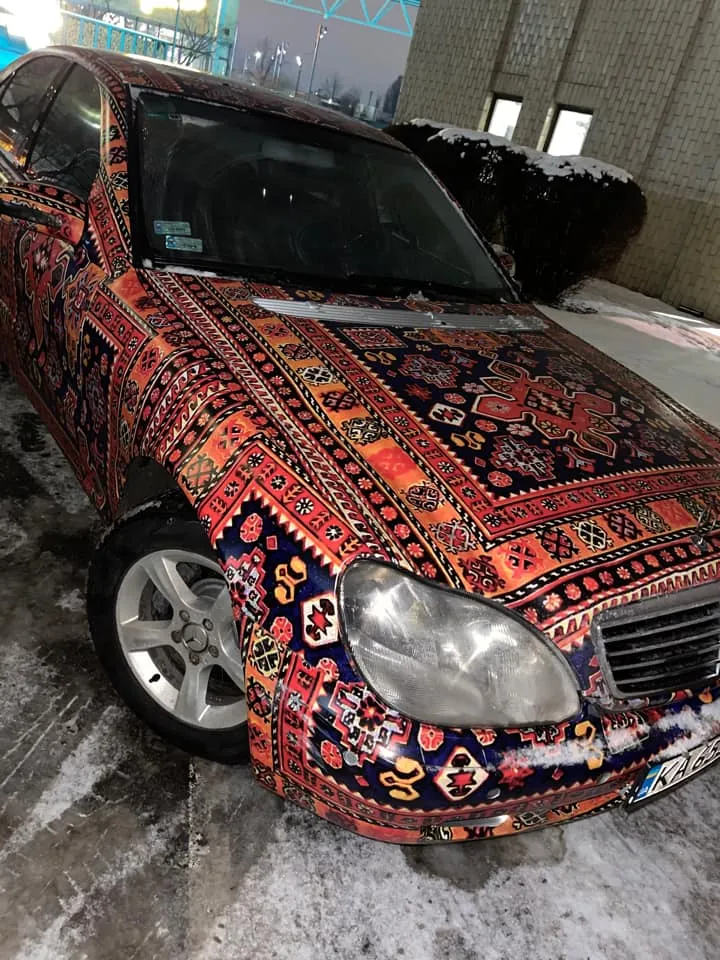 У Києві Mercedes затюнінгували під килим