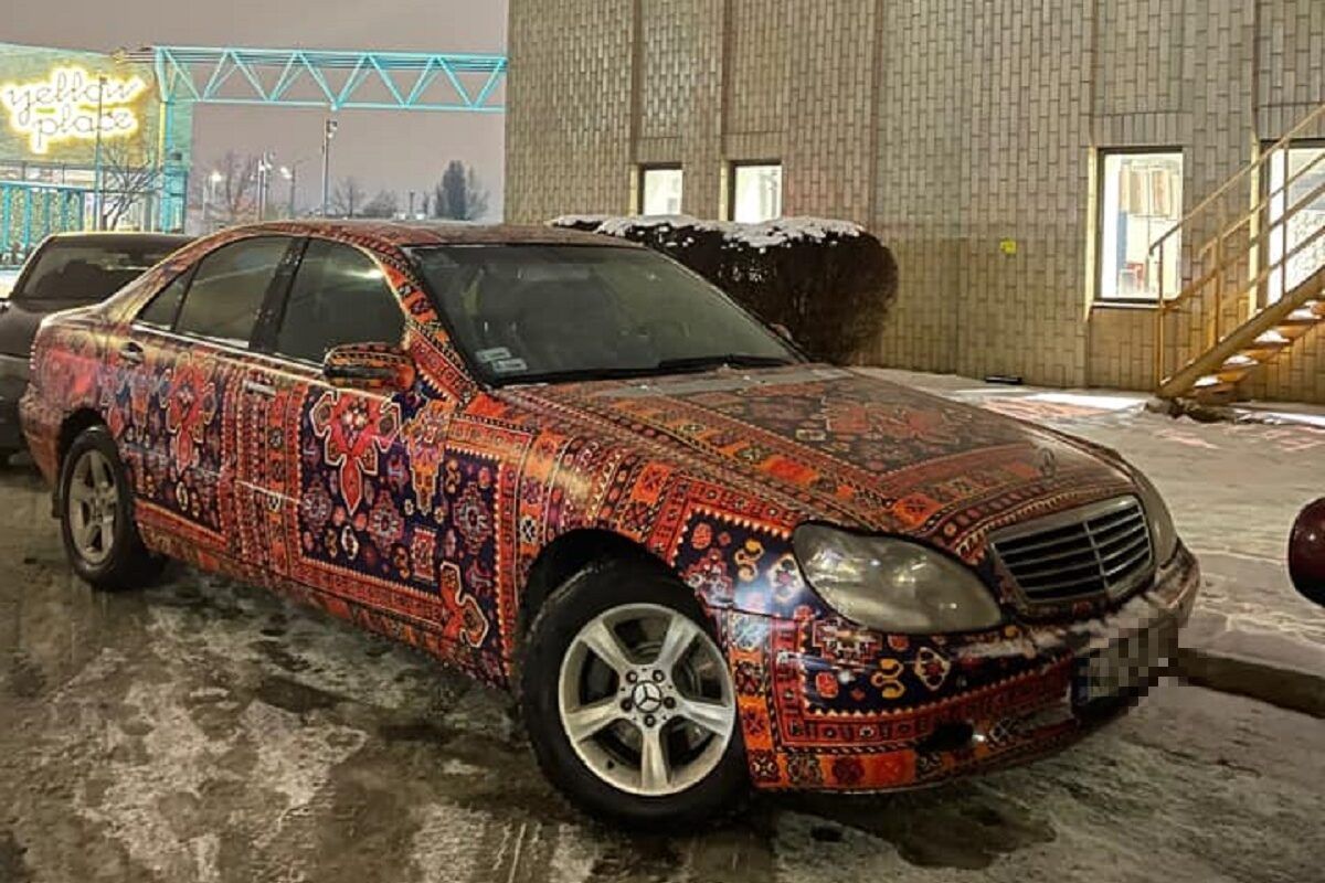 Мечта Аладдина: в Киеве заметили Mercedes, затюнингованный под ковер – забавные фото