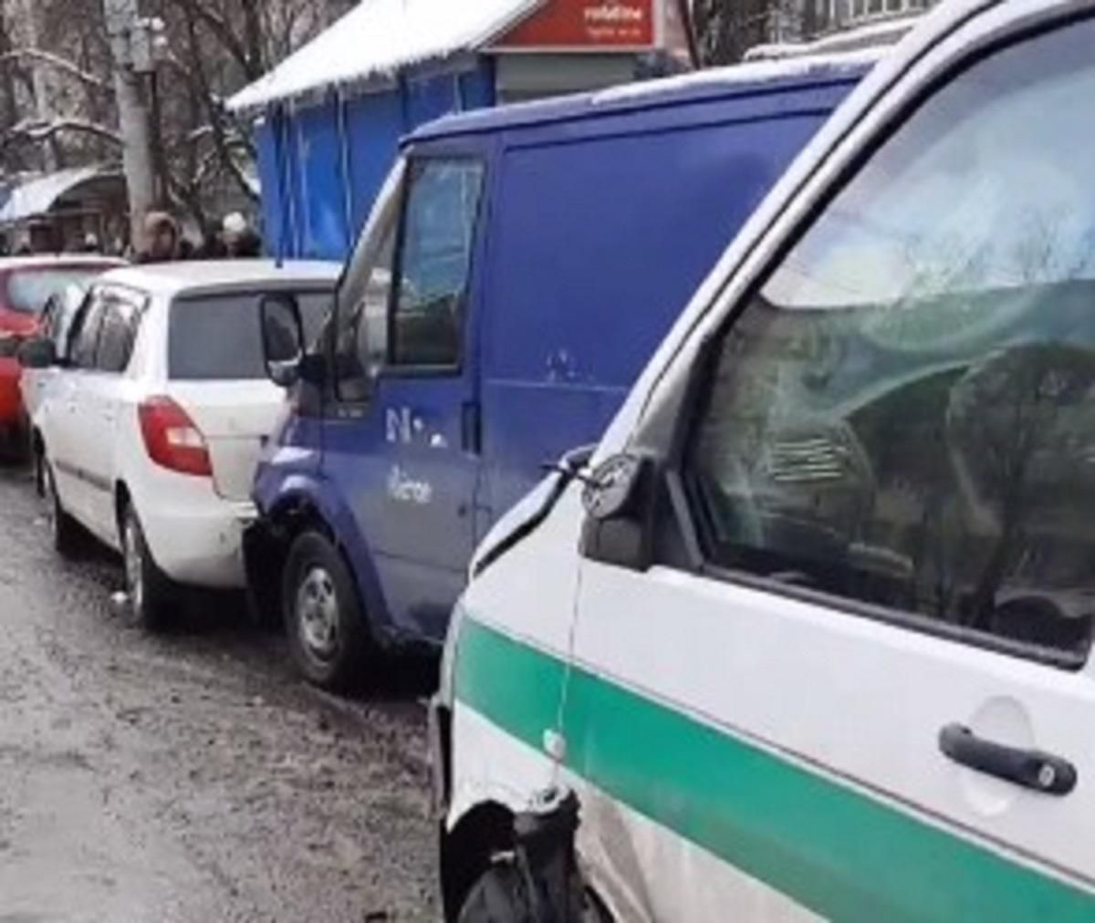 На проспекті Науки зібрався "паровозик" з авто через масову ДТП: кадри з місця пригоди - Київ