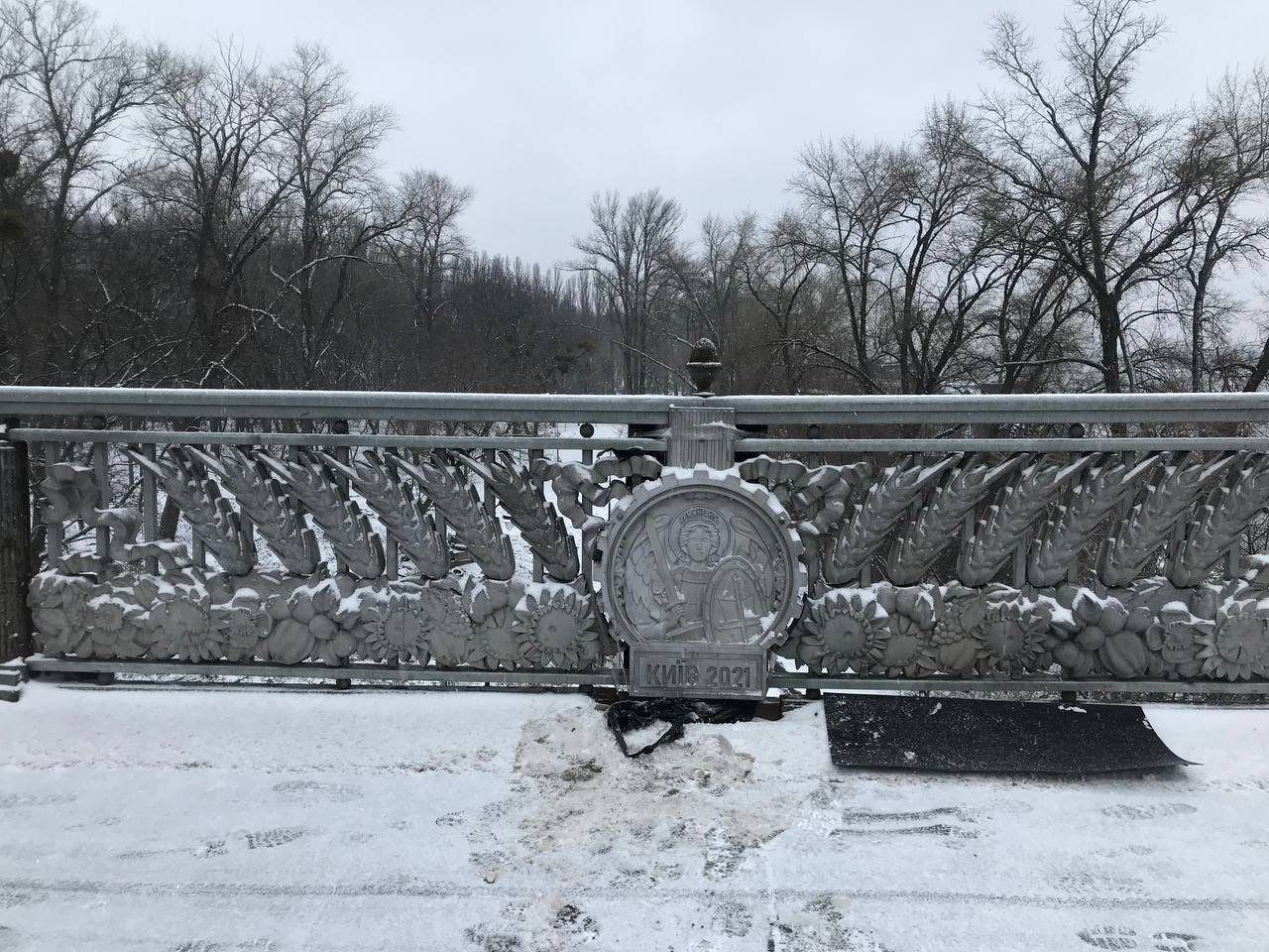 Символіку СРСР на мосту Патона замінили архангелом Михаїлом й елементами, що поржавіли за місяць - Новини Києва - Київ Символіку СРСР на мосту Патона замінили архангелом Михаїлом й елементами, що поржавіли за місяць - Новини Києва - Київ