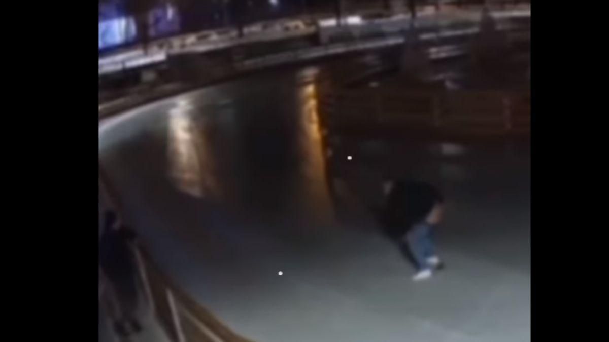 В Мариуполе мужчина дождался закрытия катка и наложил кучу на лед В Мариуполе мужчина дождался закрытия катка и наложил кучу на лед