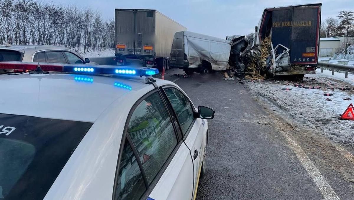 На Київщині мікроавтобус вщент розбився о фуру з водієм-іноземцем: моторошне відео - Київ На Київщині мікроавтобус вщент розбився о фуру з водієм-іноземцем: моторошне відео - Київ