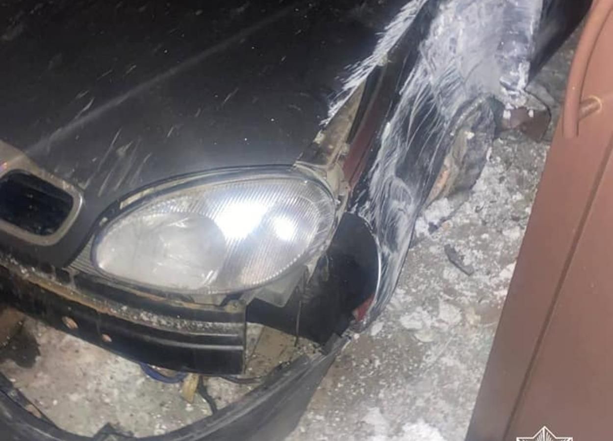 Во Львове пьяный водитель без прав влетел в многоэтажку: фото с места происшествия Во Львове пьяный водитель без прав влетел в многоэтажку: фото с места происшествия