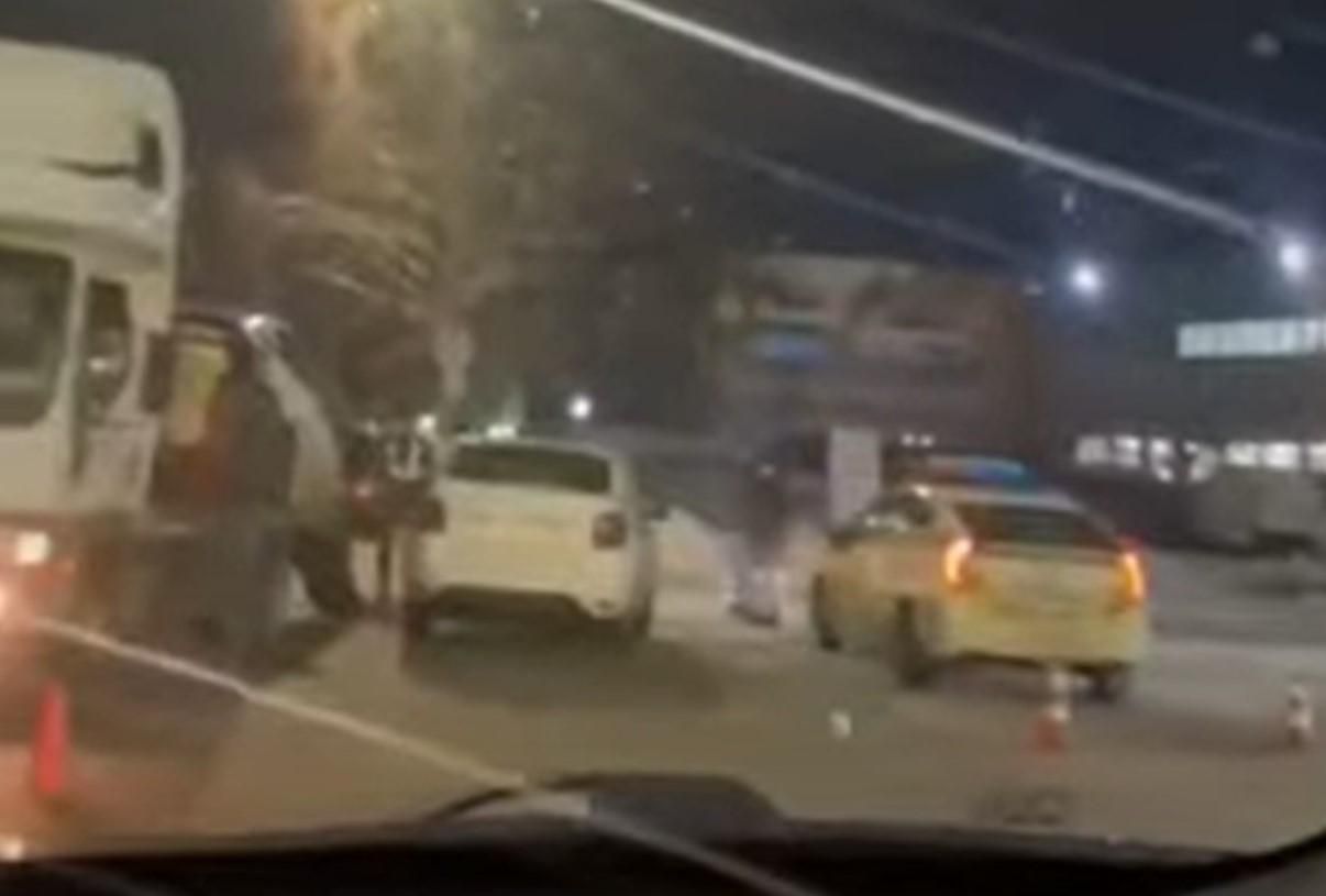 Влетело в авто полиции: в Луцке произошло ДТП с участием такси