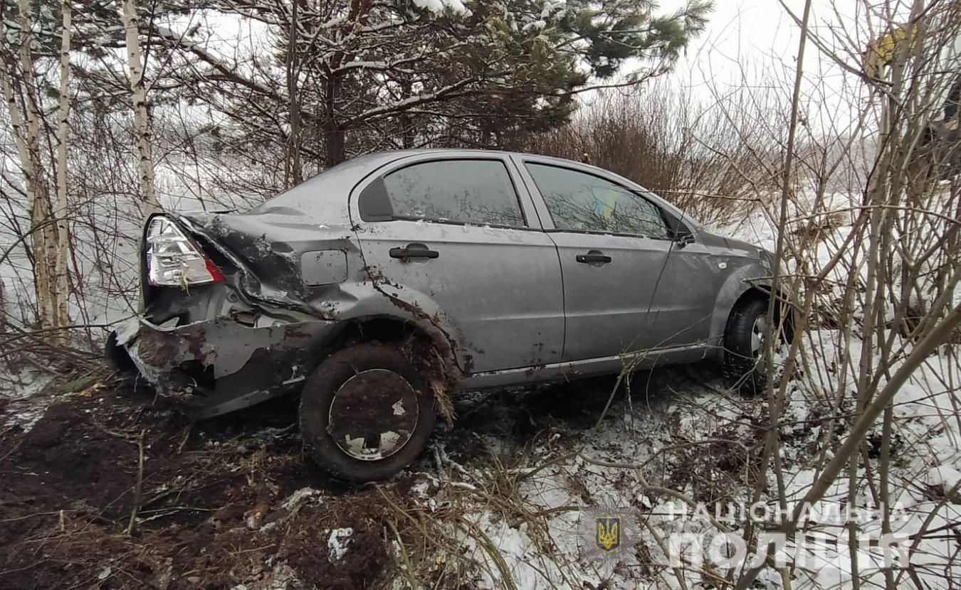 Авто вилетіло у кювет на Волині: за кермом був 19-річний юнак, постраждали пасажири - Україна новини - 24 Канал
