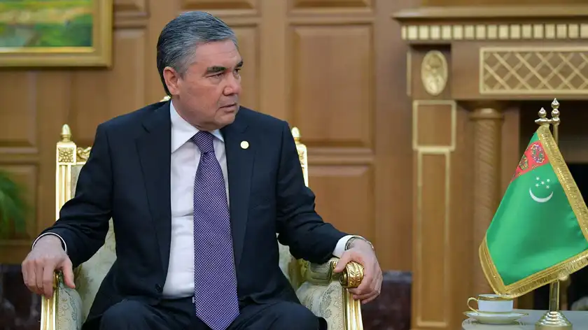 Отличается цвет пиджака: в Туркменистане госучреждения вынуждены менять портреты президента