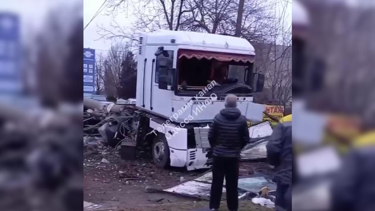 В Одессе пьяный водитель фуры на скорости снес легковушку и столб: есть погибший
