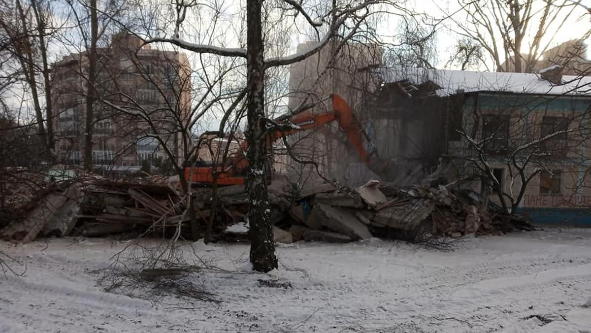 Жителей вытаскивали силой: в Киеве начали разрушать общежитие, в котором живут люди