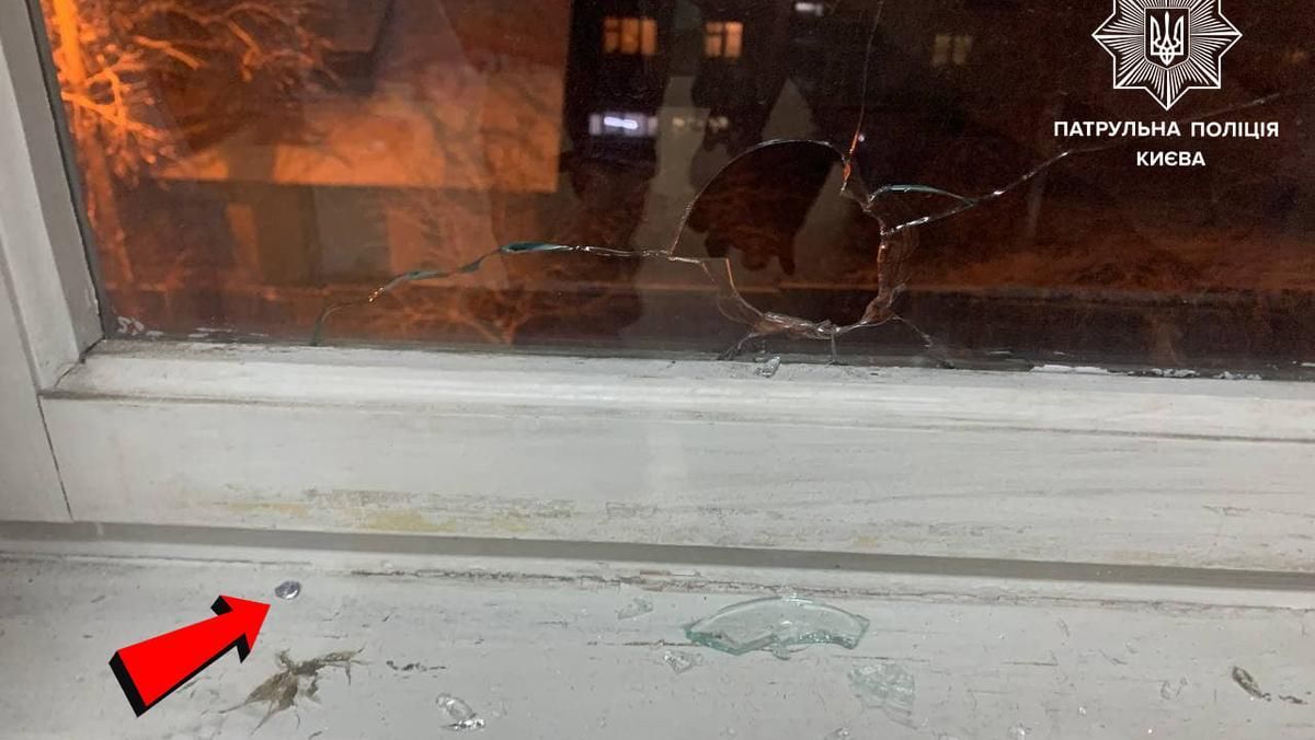 У Києві п'яний чоловік стріляв по вікнах гуртожитку та патрульним - Київ У Києві п'яний чоловік стріляв по вікнах гуртожитку та патрульним - Київ