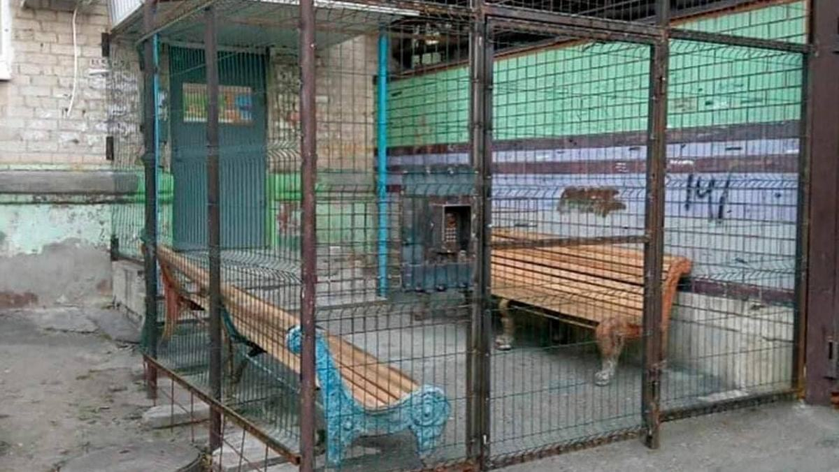 Как в тюрьме: на Чоколовке в Киеве огородили придомовую территорию металлическим забором