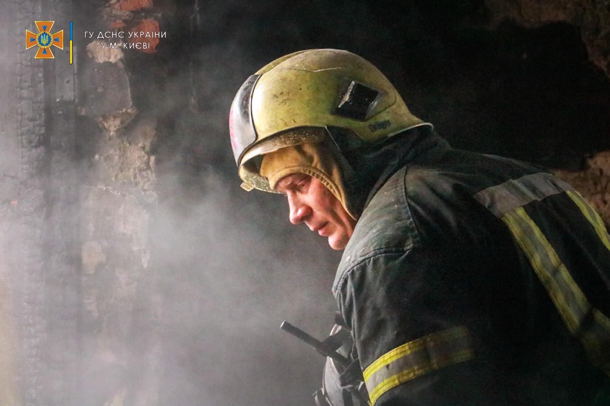 У Святошині пожежники врятували з квартири, що палала, жінку з опіками - Новини Києва - Київ