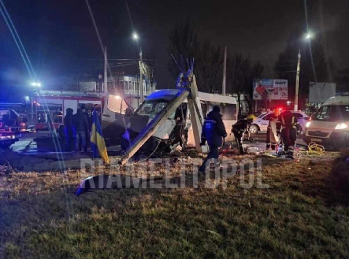 У Мелітополі маршрутка влетіла у стовп: її не можуть забрати з місця ДТП - Новини Мелітополь - 24 Канал У Мелітополі маршрутка влетіла у стовп: її не можуть забрати з місця ДТП - Новини Мелітополь - 24 Канал