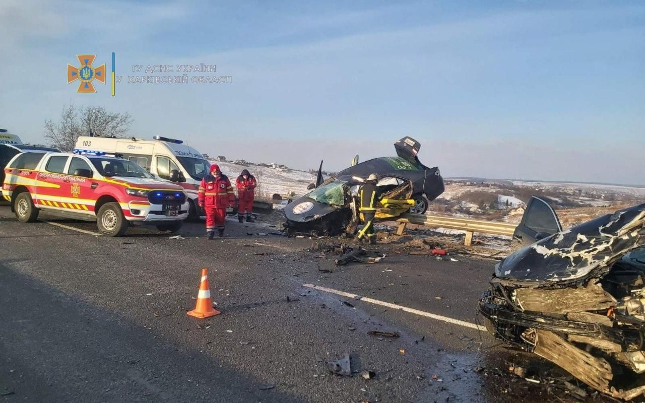 На окружной Харькова такси попало в ДТП: погибли 3 человека, травмировались дети