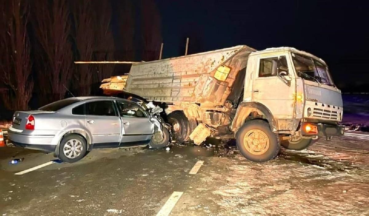 На Бориспольщине грузовик снес легковушку: фото с места смертельного ДТП