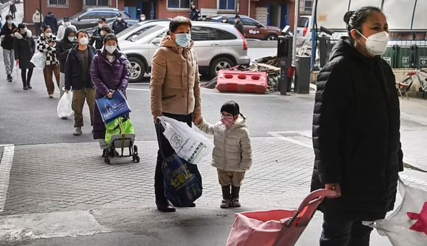 В Китае из-за вспышки COVID-19 появились карантинные лагеря: люди жалуются на ужасные условия