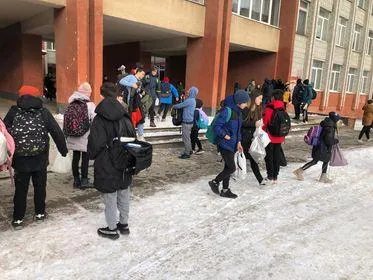 У Львові повідомили про замінування двох шкіл: правоохоронці евакуйовують дітей