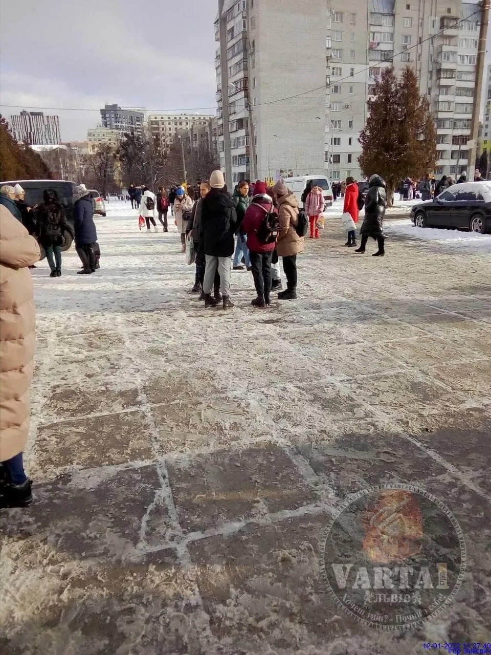 У Львові повідомили про замінування двох шкіл: правоохоронці евакуйовують дітей