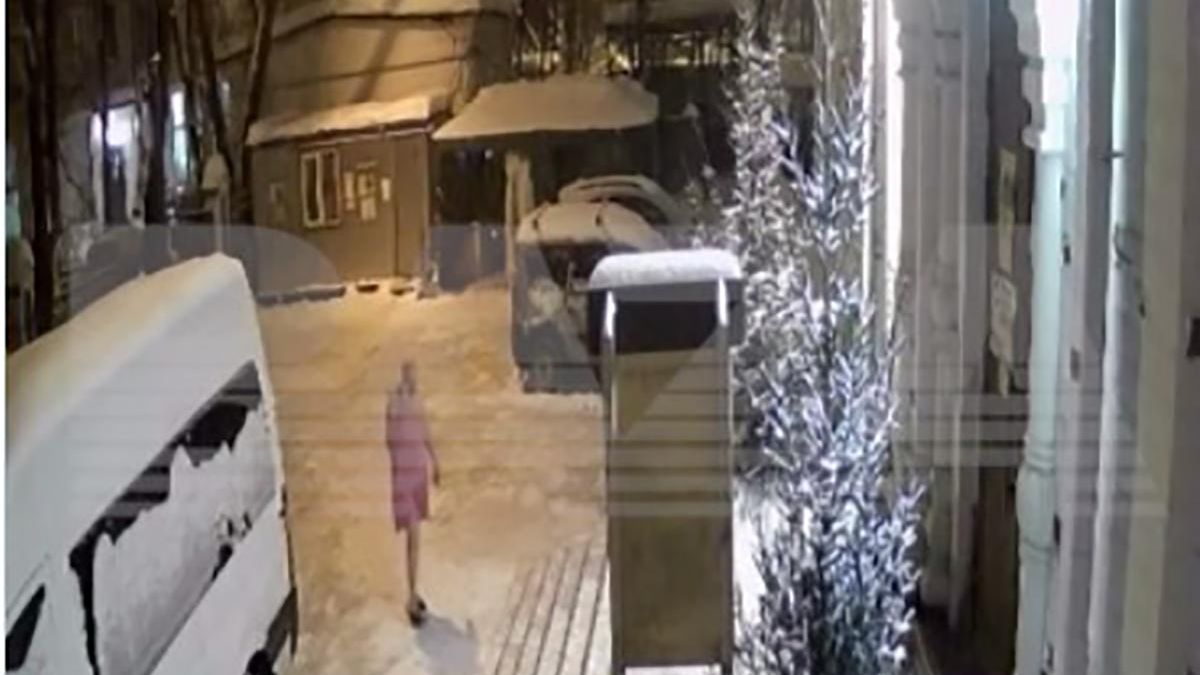 С бородой и в платье: в Москве в храм ворвался вооруженный ножами мужчина - эпическое видео