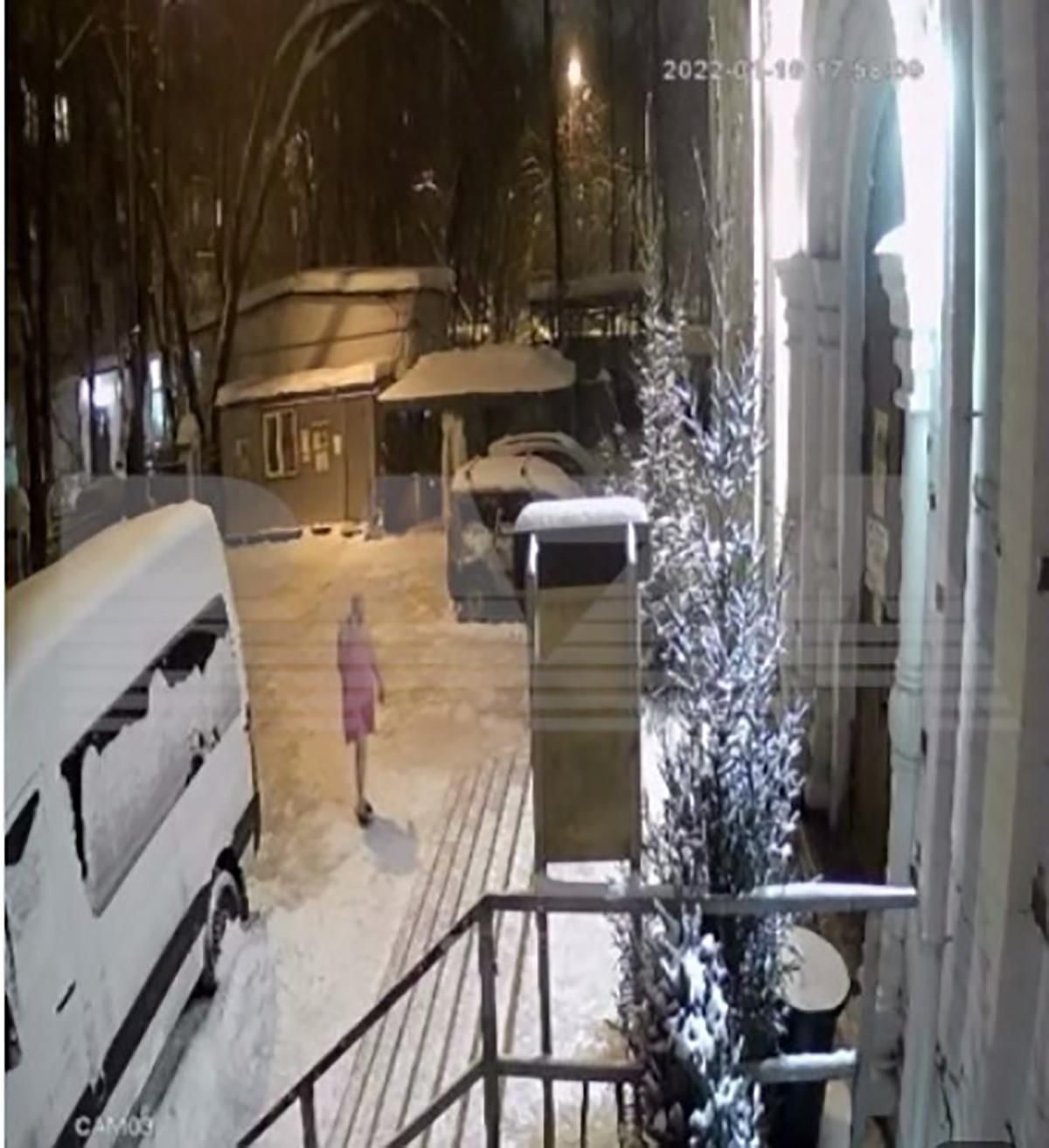 С бородой и в платье: в Москве в храм ворвался вооруженный ножами мужчина - эпическое видео С бородой и в платье: в Москве в храм ворвался вооруженный ножами мужчина - эпическое видео