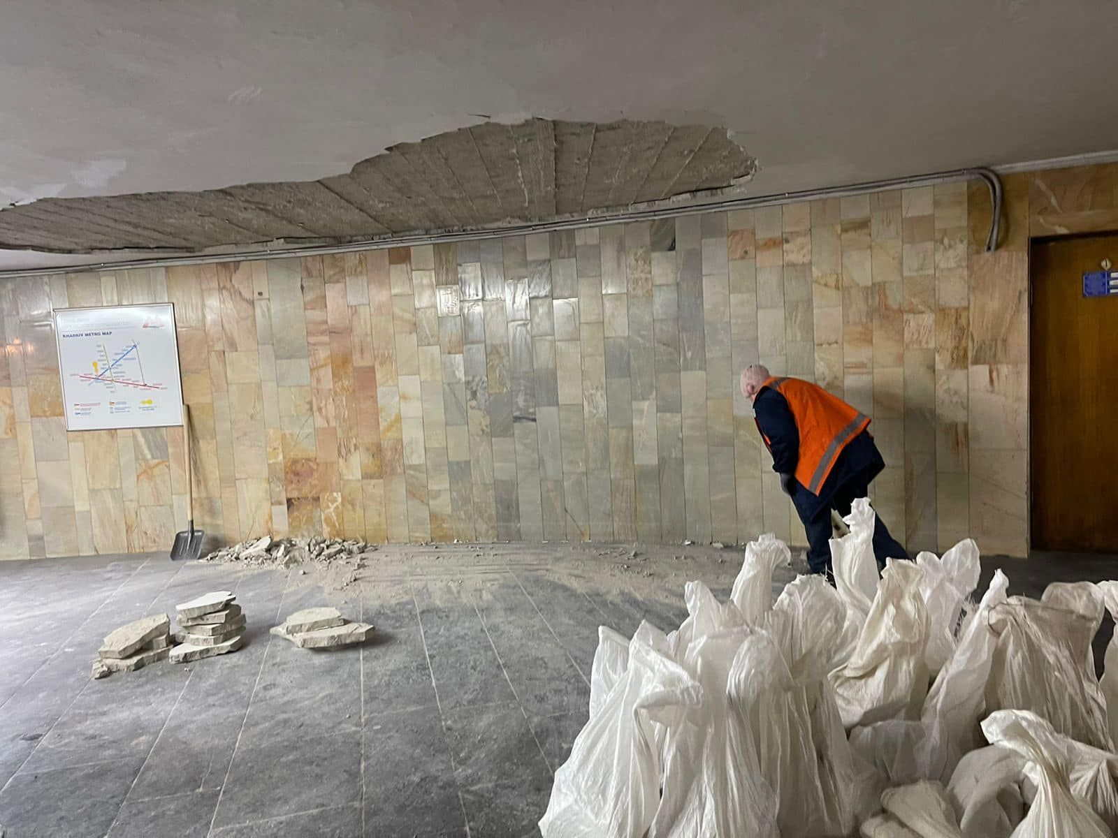 Потолок в метро Харькова будут обстукивать: на одной из станций отпала штукатурка