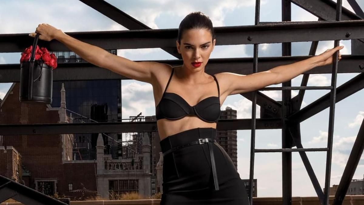 Кендалл Дженнер стала лицом весенней коллекции Michael Kors: роскошные фото на крыше небоскреба