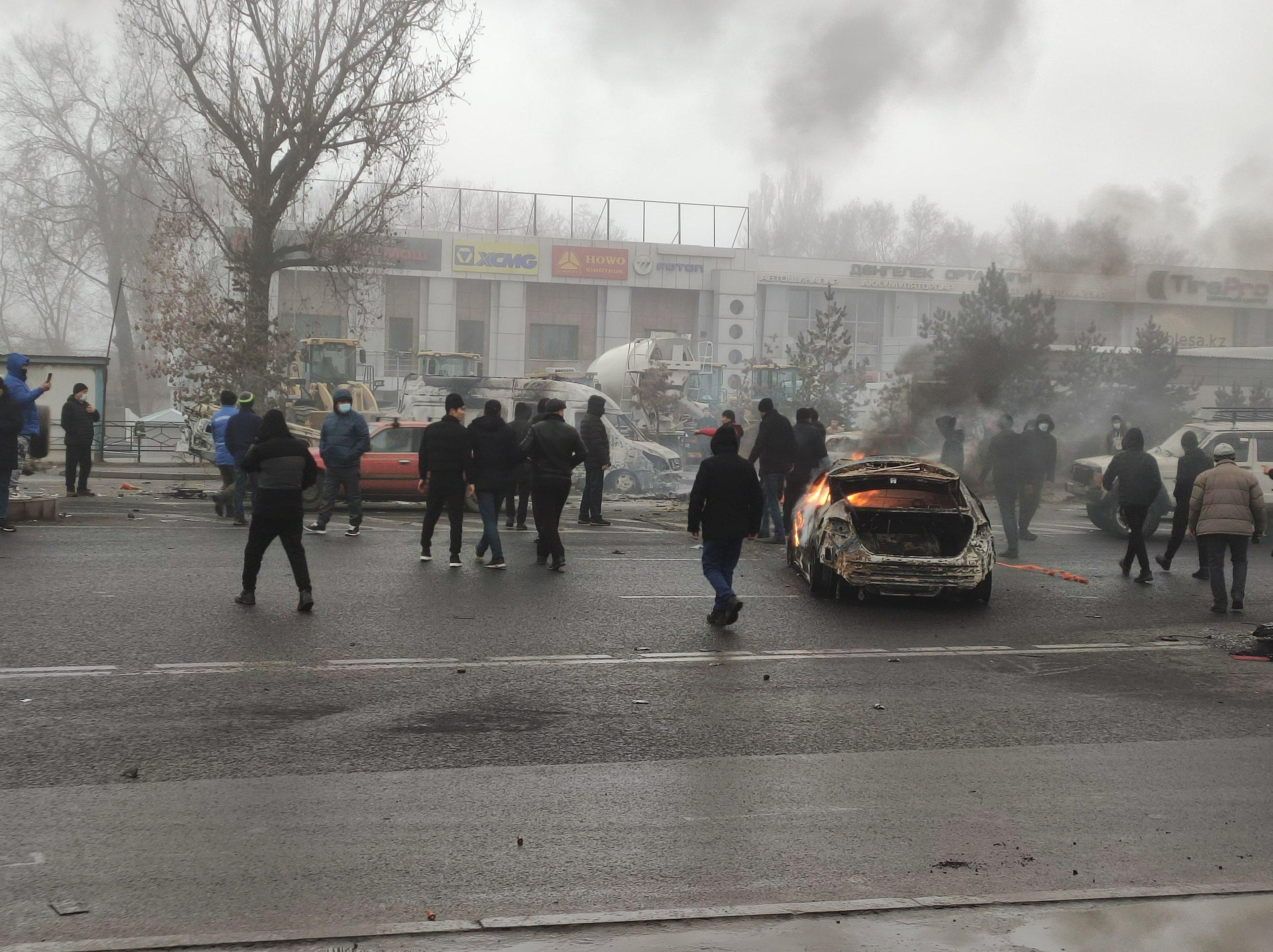 В казахском Алматы за сутки задержали 1 700 протестующих