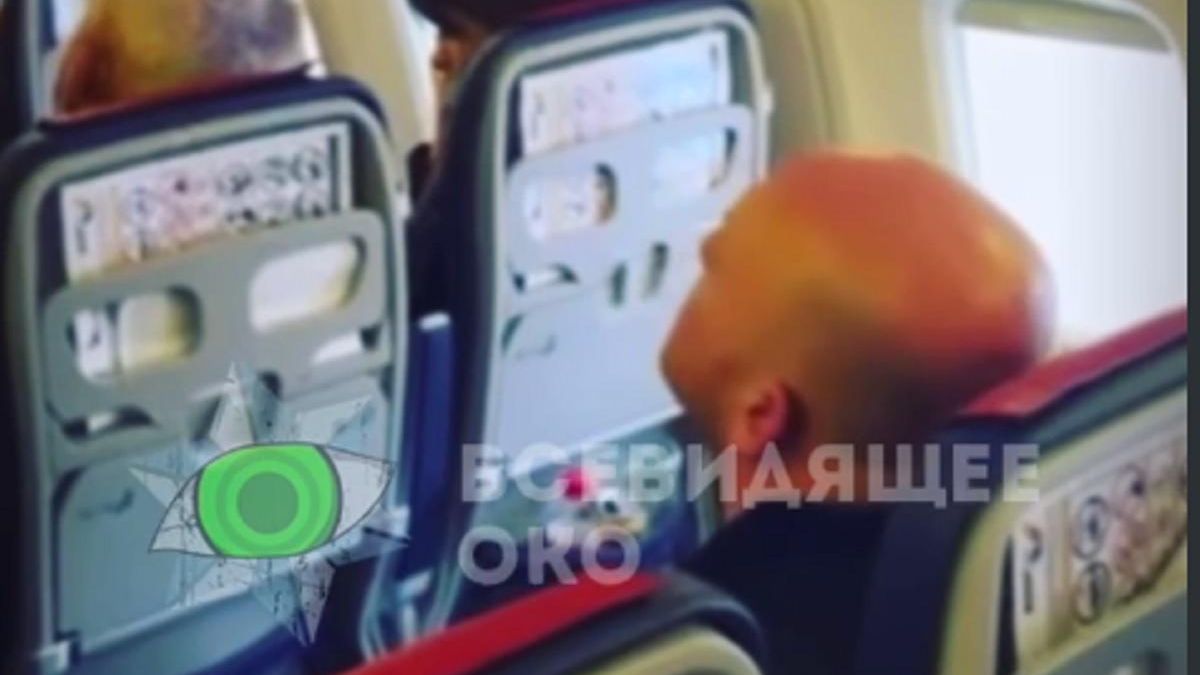"Засуну тобі цю соску у ср*ку": у літаку з Єгипта жінка обматюкала пасажира, який димів вейпом - Новини Харкова - 24 Канал
