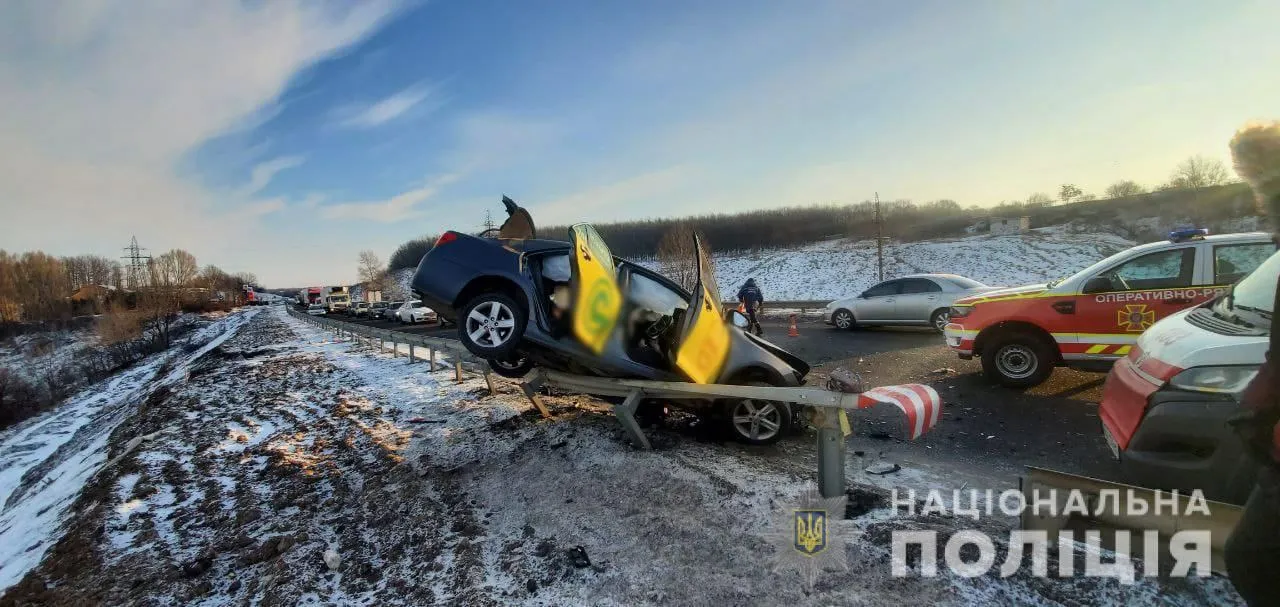 Авто зіткнулося лоб в лоб із таксі на окружній Харкова