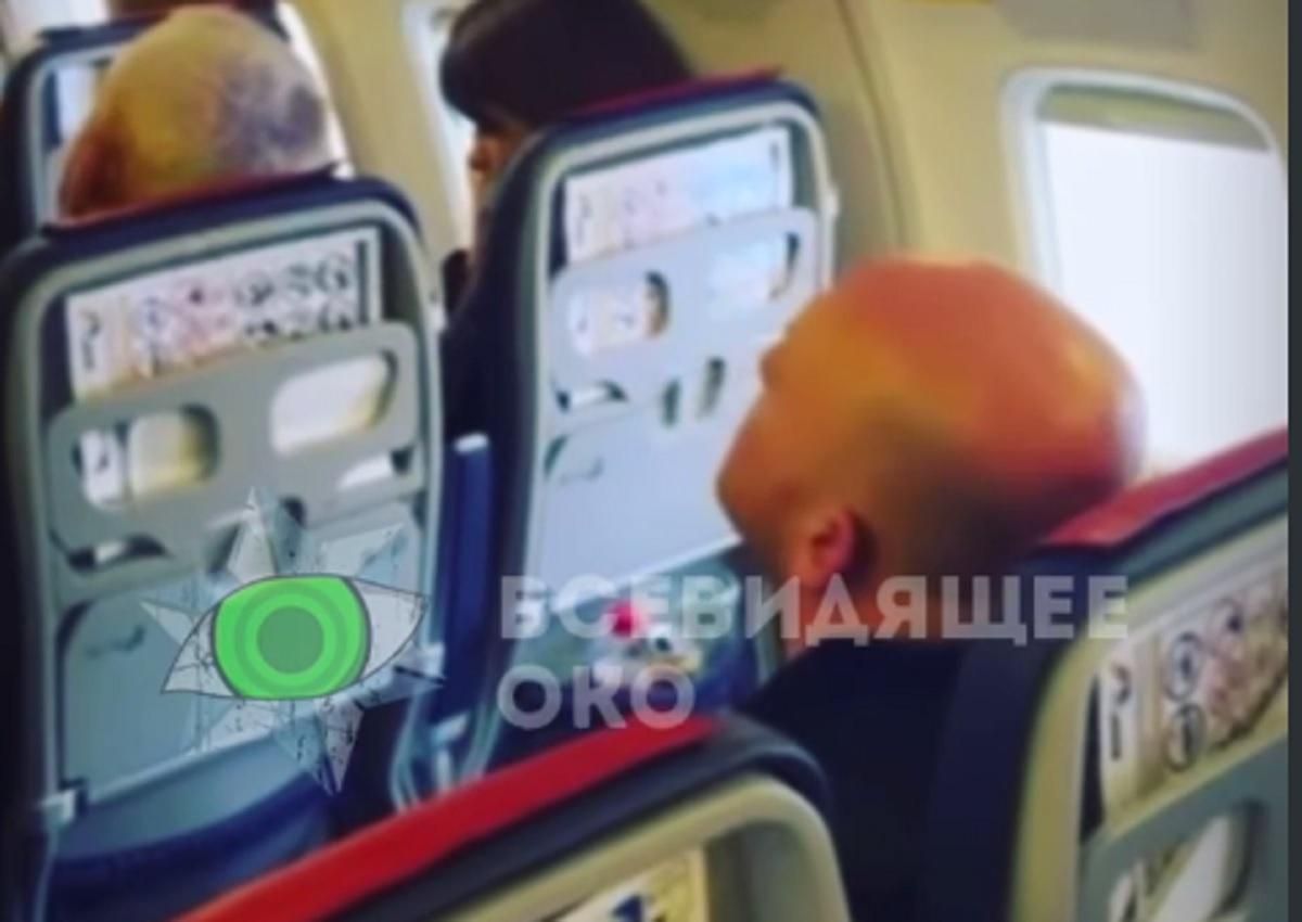 "Засуну тебе эту соску в ср*ку": в самолете женщина обматерила пассажира, который дымил вейпом "Засуну тебе эту соску в ср*ку": в самолете женщина обматерила пассажира, который дымил вейпом