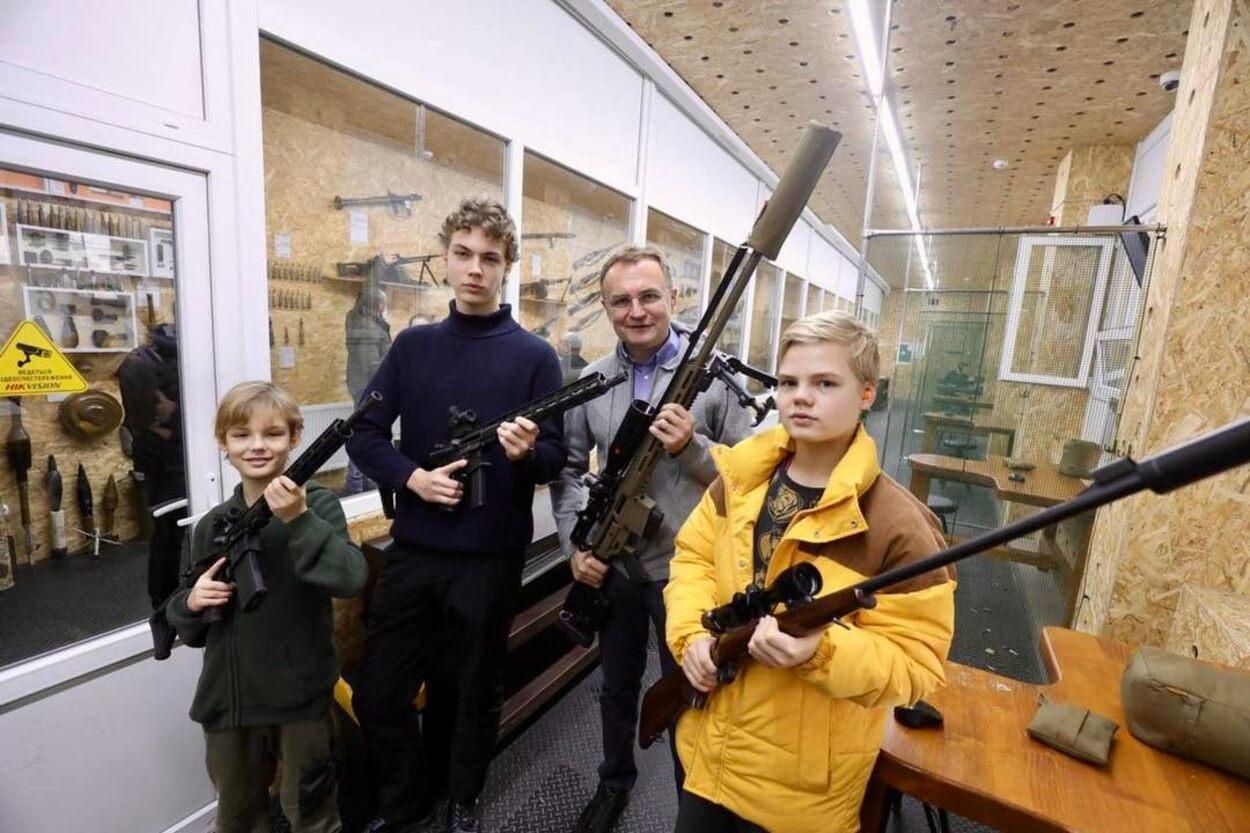 Учит воевать с Москвой, – на российском телевидении "пылает" из-за отдыха Садового с детьми