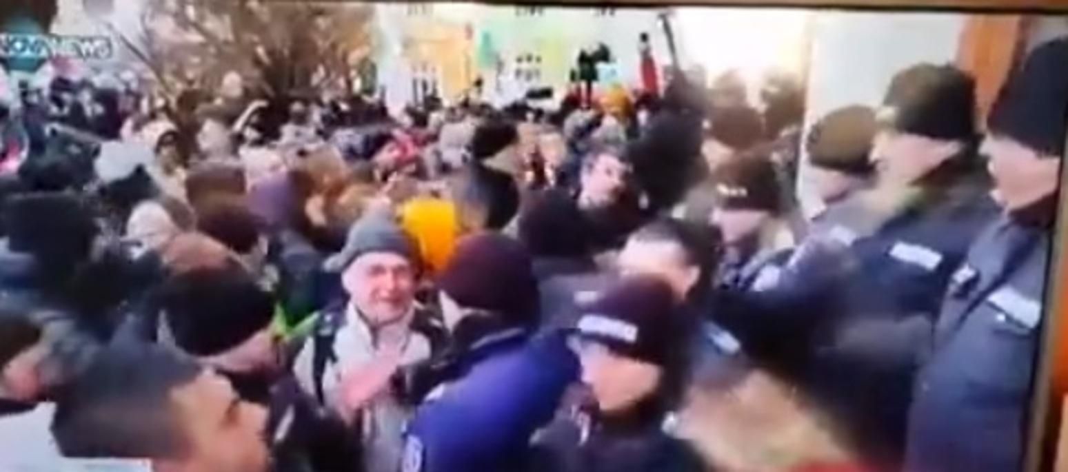 В Болгарии антивакцинаторы штурмовали парламент: видео протеста В Болгарии антивакцинаторы штурмовали парламент: видео протеста