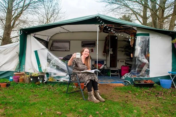 Мати двох дітей, яка переїхала у фургон Мати двох дітей, яка переїхала у фургон