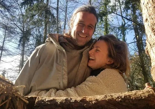 Пара живе посеред дикої природи Пара живе посеред дикої природи