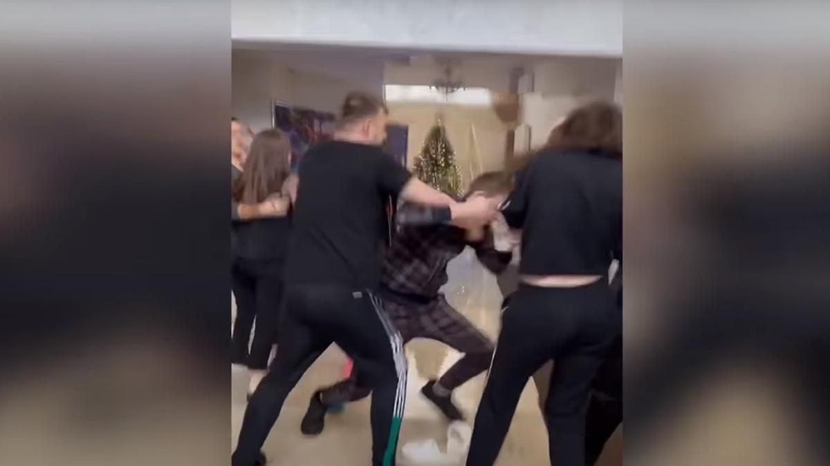 Назвали "тупой овцой": в Карпатах из-за завтрака избили туристов, заплативших 80 тысяч Назвали "тупой овцой": в Карпатах из-за завтрака избили туристов, заплативших 80 тысяч