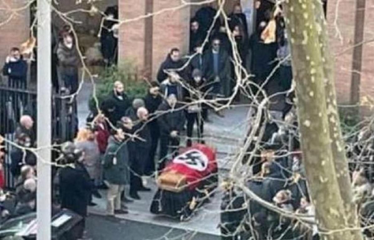В Італії на похороні неонацистки труну загорнули у свастику: спалахнув скандал - 24 Канал