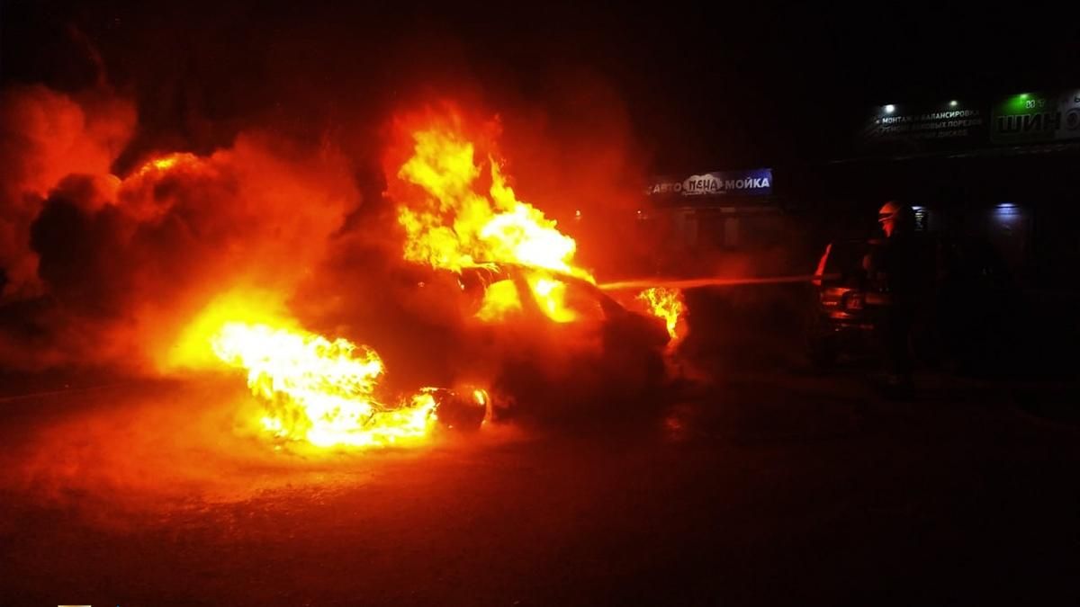 Неизвестные подожгли авто активиста в Днепре: дотла сгорел Chevrolet – жуткие фото