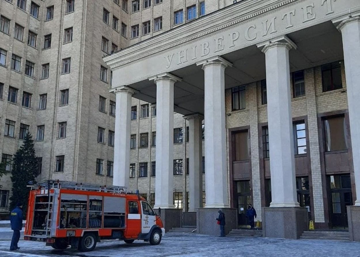 В Харьковском университете Каразина пожар, студентов эвакуируют: фото и видео с места В Харьковском университете Каразина пожар, студентов эвакуируют: фото и видео с места