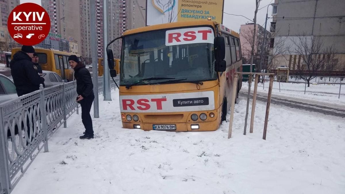 На Троєщині у Києві маршрутник заїхав на новий тротуар та застряг у снігу - Київ