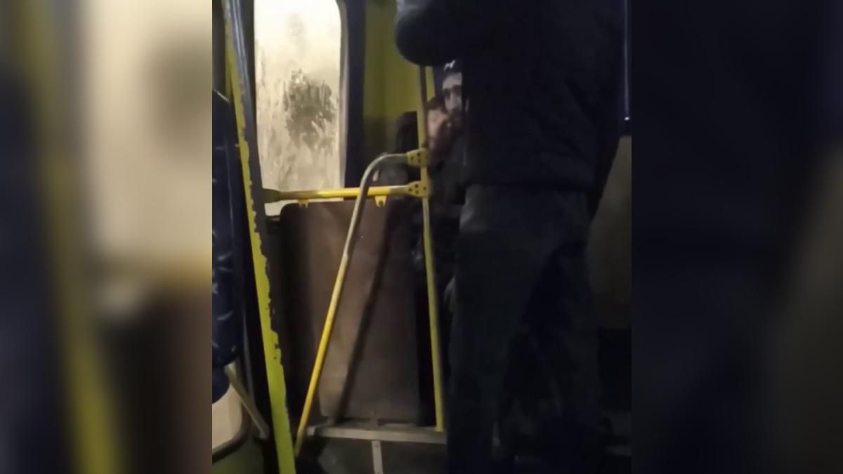 В одесской маршрутке умер молодой парень: жуткое видео В одесской маршрутке умер молодой парень: жуткое видео