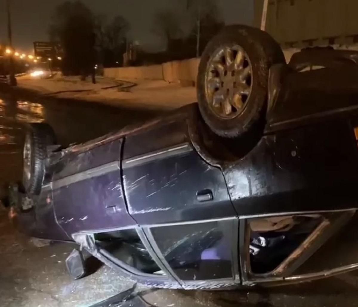 У Києві п'яний водій перекинув машину на дах і намагався втекти з місця ДТП - Київ У Києві п'яний водій перекинув машину на дах і намагався втекти з місця ДТП - Київ