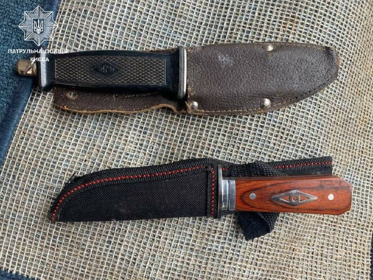 Патрульные задержали на Печерске водителя, вооруженного ножами Патрульные задержали на Печерске водителя, вооруженного ножами