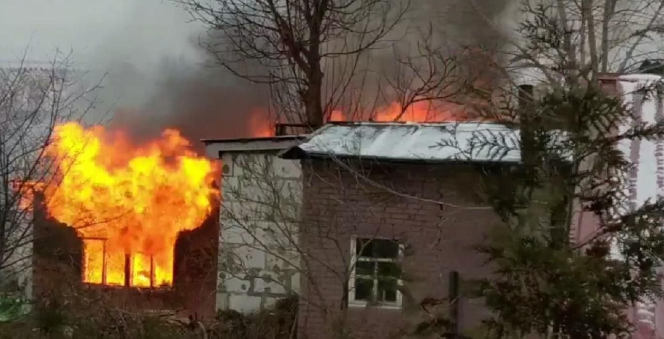 У Жулянах полум'я охопило приватний будинок: відео жахливої пожежі - Новини Київ - Київ