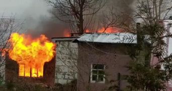 В Жулянах пламя охватило частный дом: видео ужасного пожара