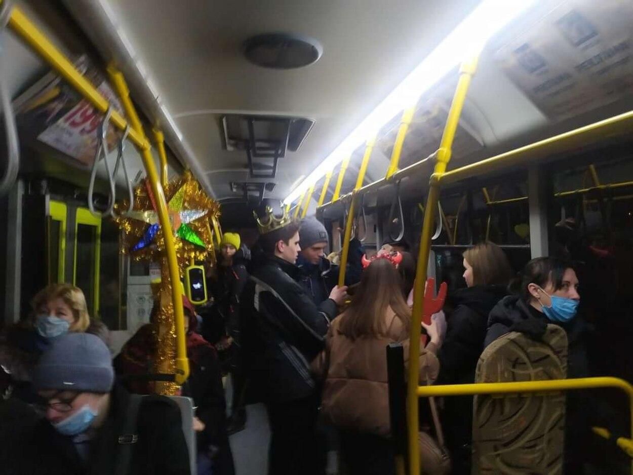 У львівському автобусі колядував вертеп: чарівне відео - Новини Львів - Львів