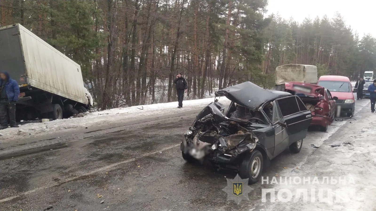 4 автомобілі та фура зіткнулися на трасі біля Харкова 4 автомобілі та фура зіткнулися на трасі біля Харкова